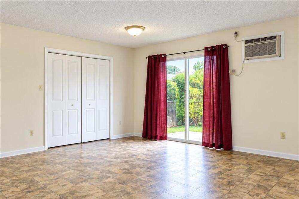 209 Helen St photo 2