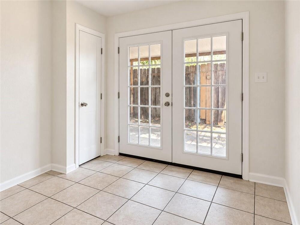 209 Helen St photo 6