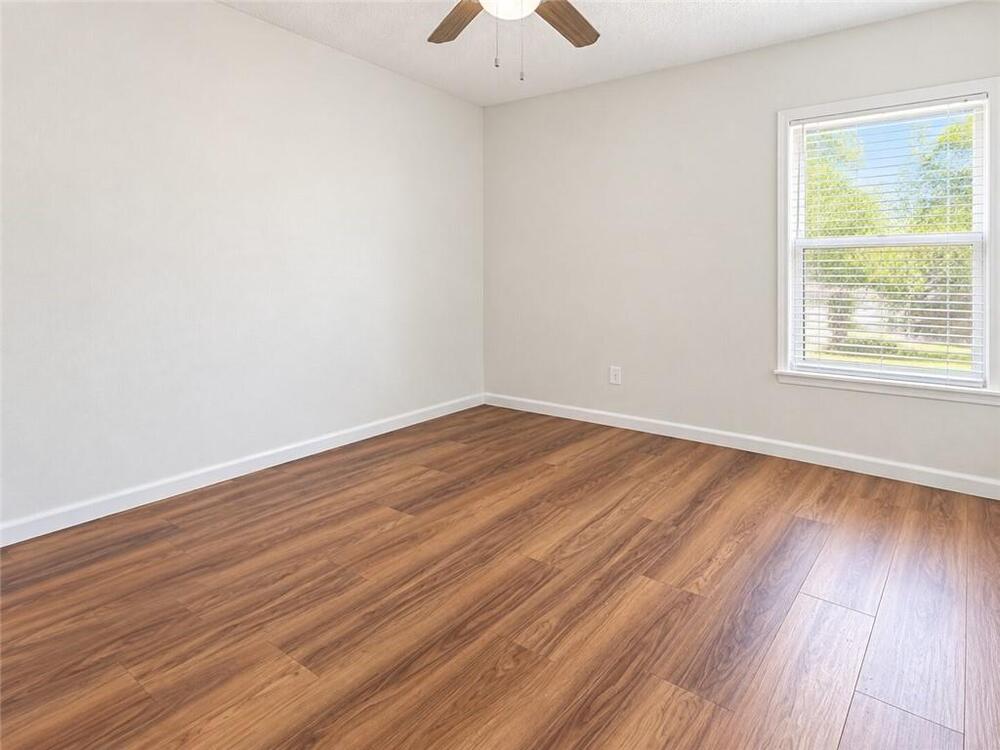 209 Helen St photo 9